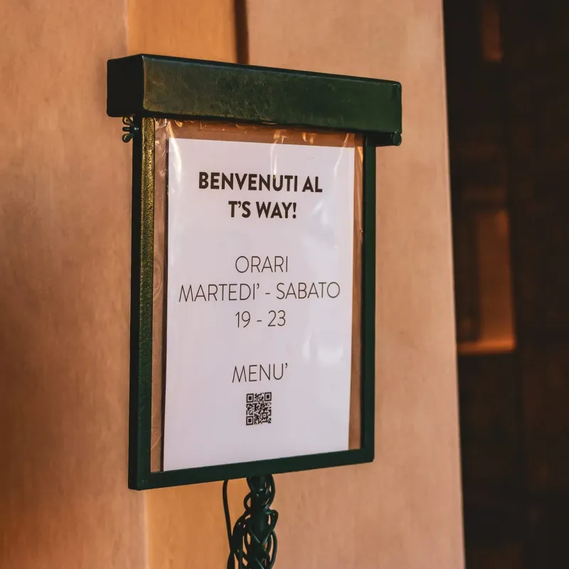 Il cartello di benvenuto all'ingresso con gli orari di apertura