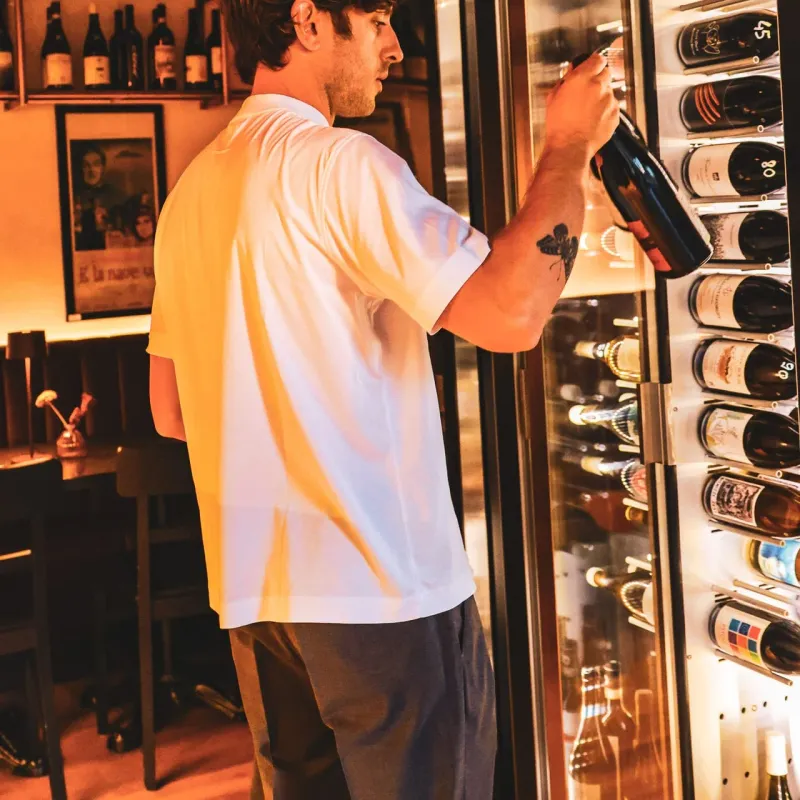 Una bottiglia scelta dalla cantinetta dei vini